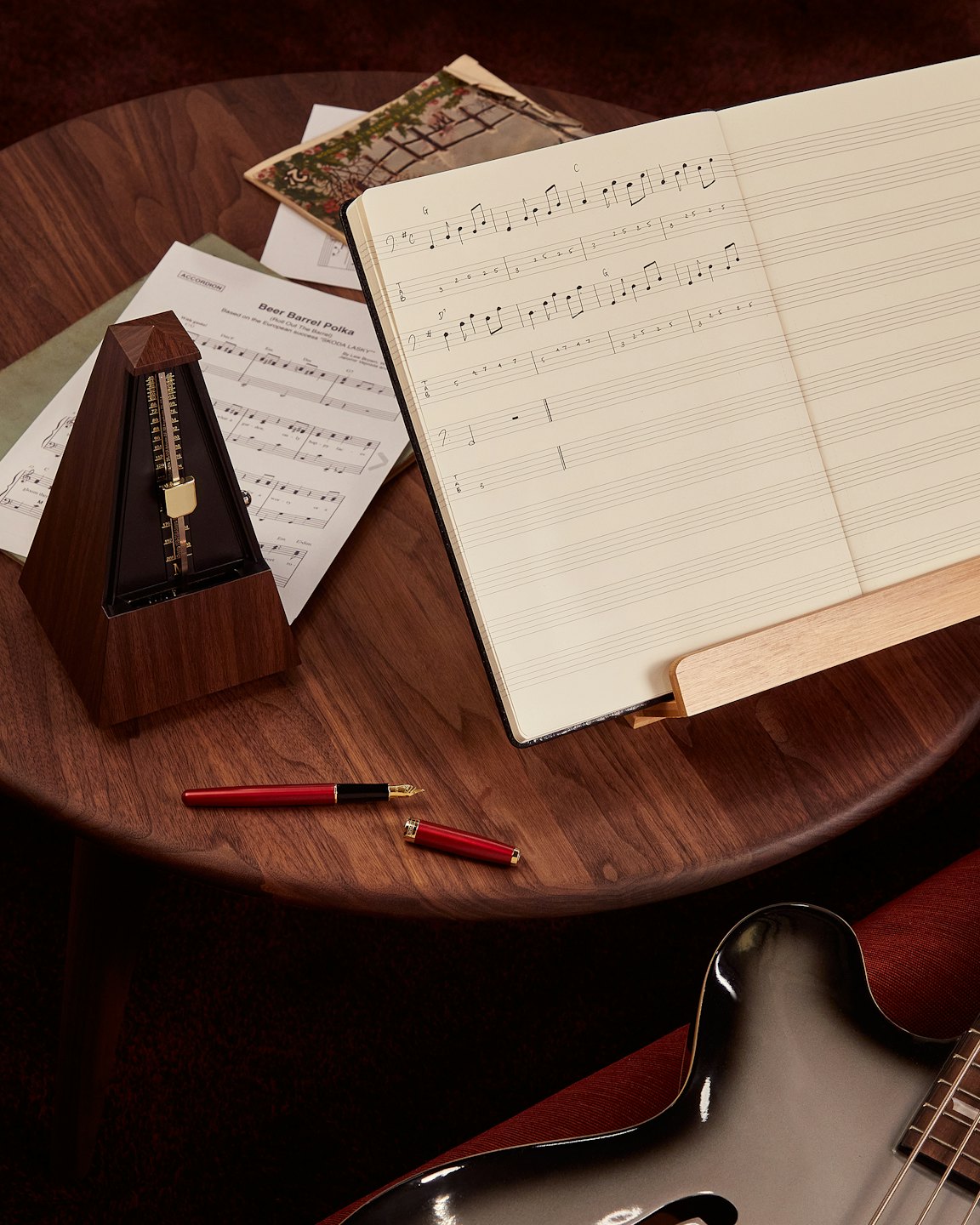 Musikinstrumente und Noten liegen auf einem Holztisch.