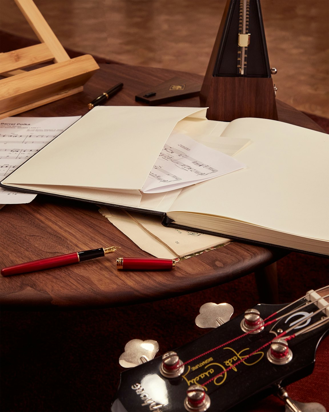 Musikinstrumente und Noten auf einem Holztisch.