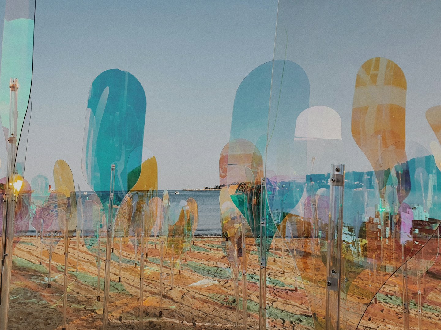 Bunte Acrylkunstinstallation am Sandstrand.