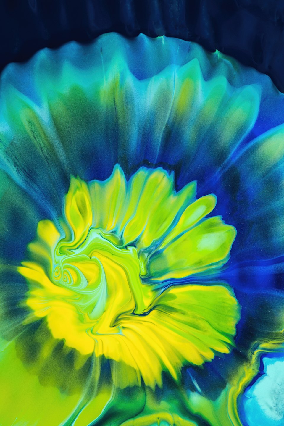 Verwirbelte blaue, grüne und gelbe Farbe in Blütenblattmustern.
